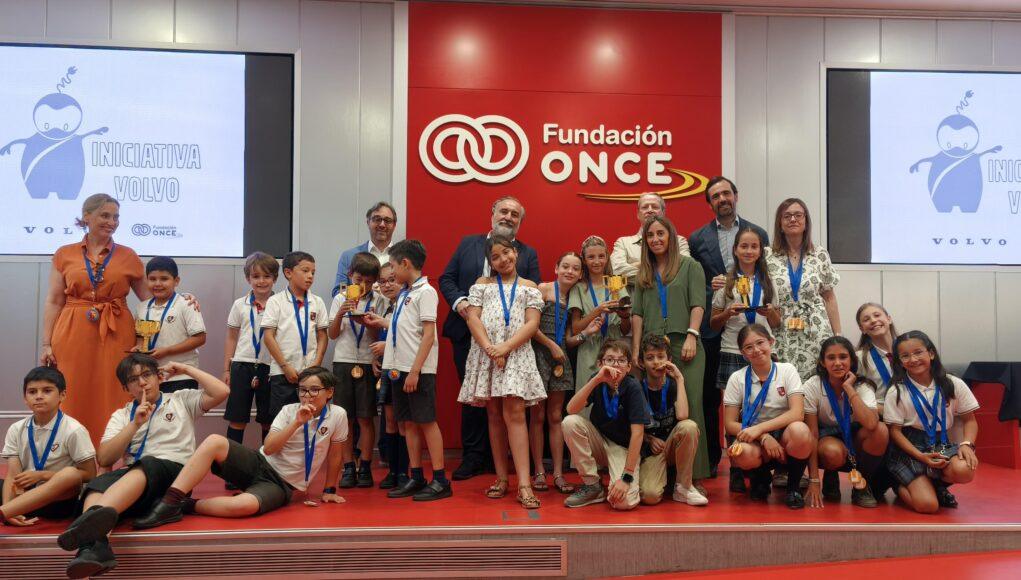 Escolares participan en un taller de robótica y educación vial de Iniciativa Volvo