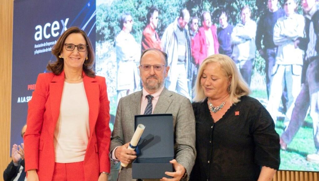 Pablo Sáez recibe la mención honorífica Luis Antona durante la XXII edición del Premio Nacional ACEX a la Seguridad en Conservación celebrada en Madrid.
