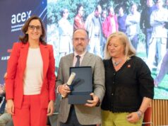 Pablo Sáez recibe la mención honorífica Luis Antona durante la XXII edición del Premio Nacional ACEX a la Seguridad en Conservación celebrada en Madrid.