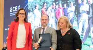 Pablo Sáez recibe la mención honorífica Luis Antona de ACEX por su trayectoria en conservación viaria Pablo Sáez recibe la mención honorífica Luis Antona durante la XXII edición del Premio Nacional ACEX a la Seguridad en Conservación celebrada en Madrid.