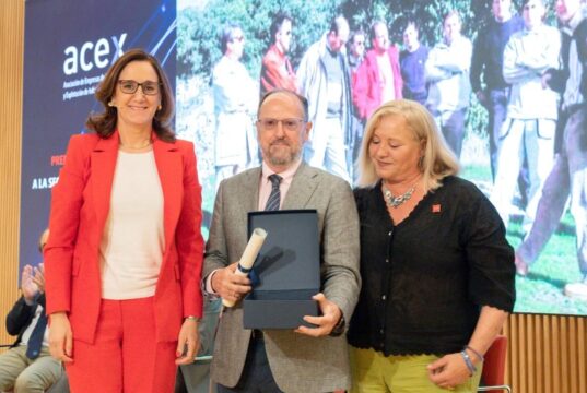 Pablo Sáez recibe la mención honorífica Luis Antona durante la XXII edición del Premio Nacional ACEX a la Seguridad en Conservación celebrada en Madrid.