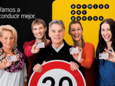 Conductor consulta el saldo de puntos de su permiso de conducir en el vigésimo aniversario del sistema.