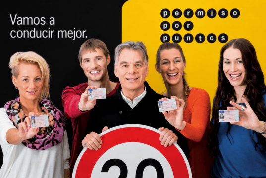 20 años del Permiso por Puntos: balance, retos y reeducación vial frente a la reincidencia Conductor consulta el saldo de puntos de su permiso de conducir en el vigésimo aniversario del sistema.