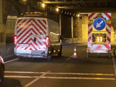 El 90 % de denuncias en tramos de obras son por velocidad Vehículos circulando junto a operarios y señalización en un tramo de carretera en obras