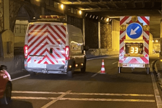 El 90 % de denuncias en tramos de obras son por velocidad Vehículos circulando junto a operarios y señalización en un tramo de carretera en obras