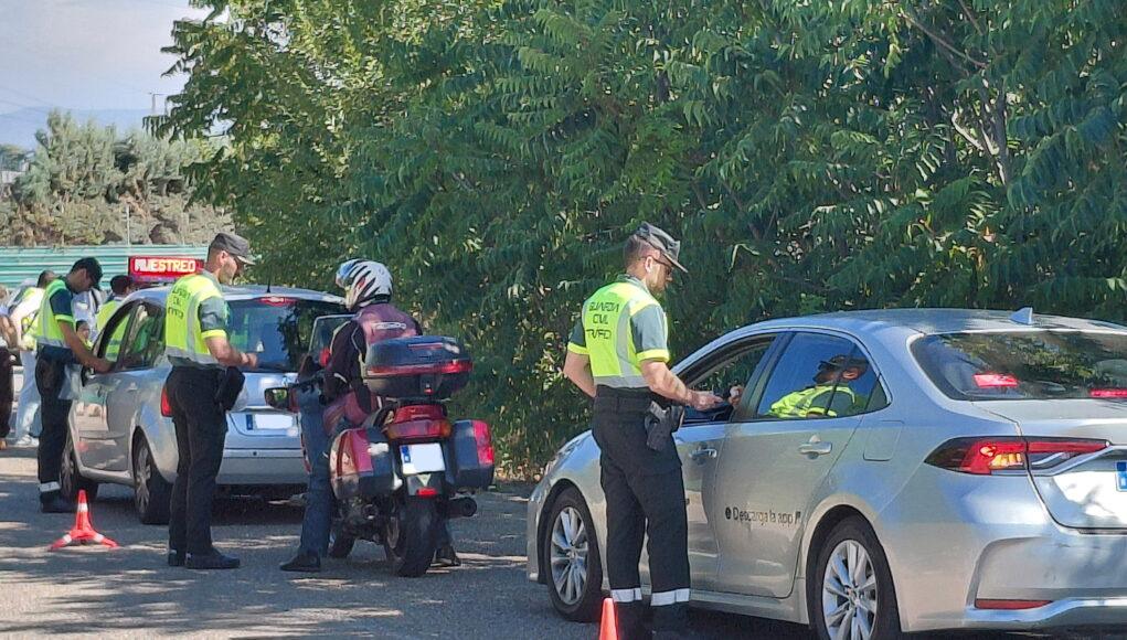 Contro, agrupacion de Trafico Guardia Civil drogas y alcohol Agente de Tráfico realizando un control preventivo de alcohol y drogas a un conductor