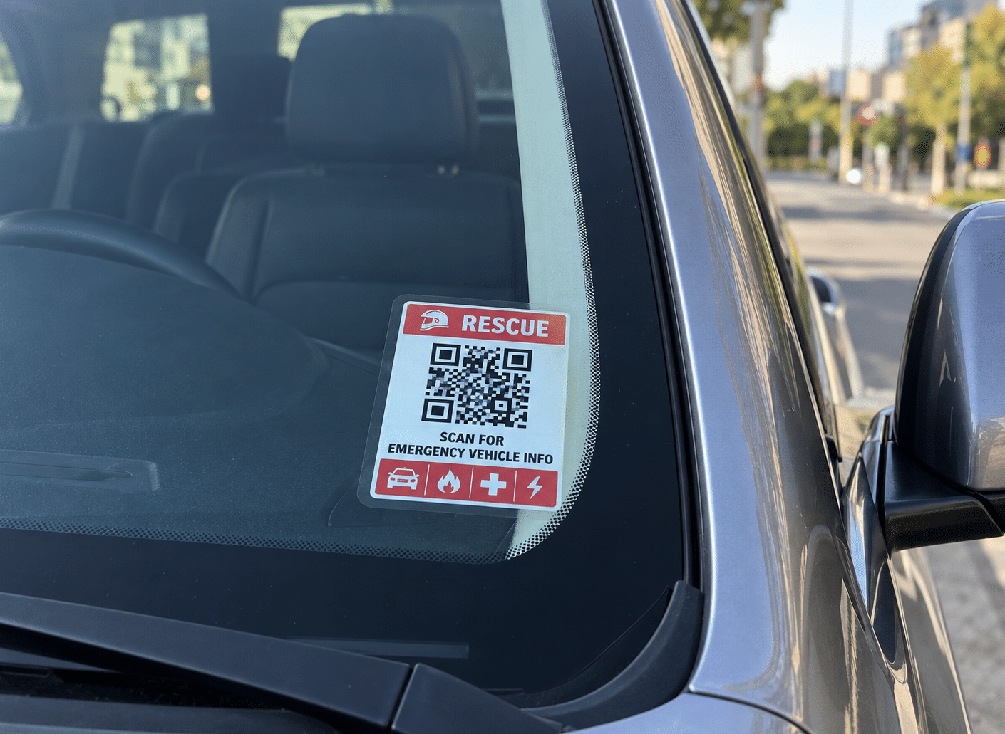 Código QR de rescate colocado en el parabrisas de un vehículo para facilitar a los servicios de emergencia el acceso a información técnica del automóvil.