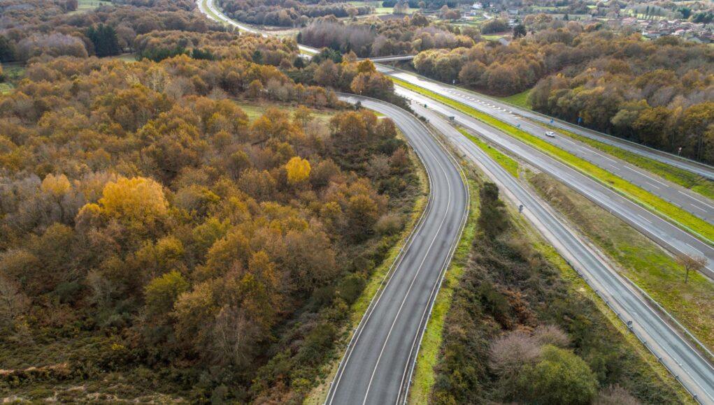 AMDA DIA MUNDIAL DE LA CARRETERA Carretera española con vehículos circulando por una vía bien conservada y señalizada, con motivo del Día Mundial de la Carretera.