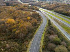 Día Mundial de la Carretera: el desarrollo de un país también se mide por la seguridad de sus vías Carretera española con vehículos circulando por una vía bien conservada y señalizada, con motivo del Día Mundial de la Carretera.