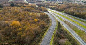 Carretera española con vehículos circulando por una vía bien conservada y señalizada, con motivo del Día Mundial de la Carretera.