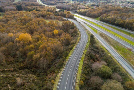 Carretera española con vehículos circulando por una vía bien conservada y señalizada, con motivo del Día Mundial de la Carretera.