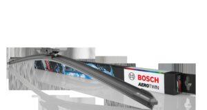 Limpiaparabrisas Bosch sobre el parabrisas de un vehículo, sistema que cumple 100 años en 202