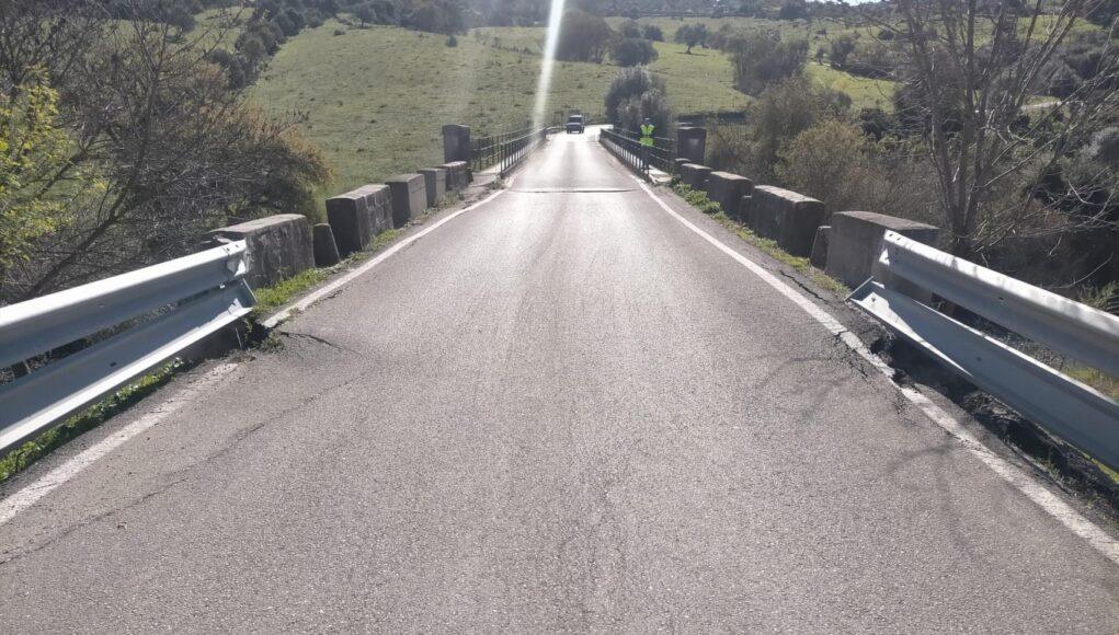 CARRETERAS SIN ESPACIO PARA MEJORAR BARRERAS Barrera metálica de seguridad instalada junto al borde de una carretera con margen reducido, donde el espacio disponible condiciona la elección del sistema de contención.
