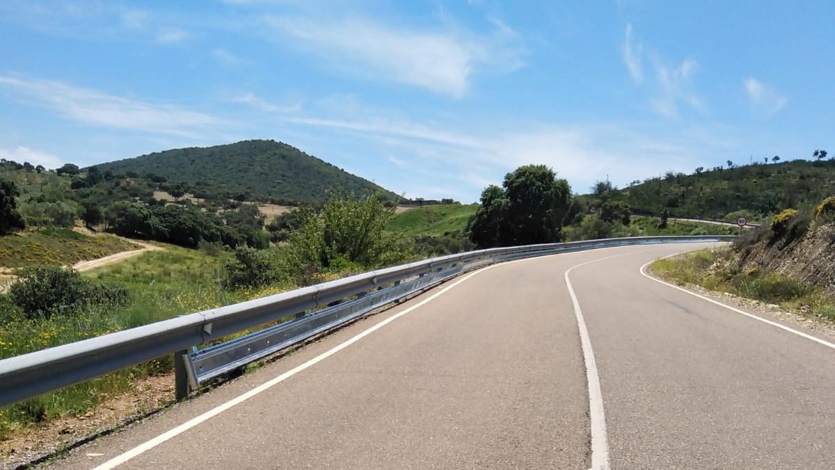 Barrera metálica de seguridad instalada junto al borde de una carretera con margen reducido, donde el espacio disponible condiciona la elección del sistema de contención.