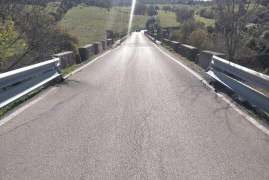 El desafío de modernizar las barreras de protección donde la carretera no tiene espacio Barrera metálica de seguridad instalada junto al borde de una carretera con margen reducido, donde el espacio disponible condiciona la elección del sistema de contención.