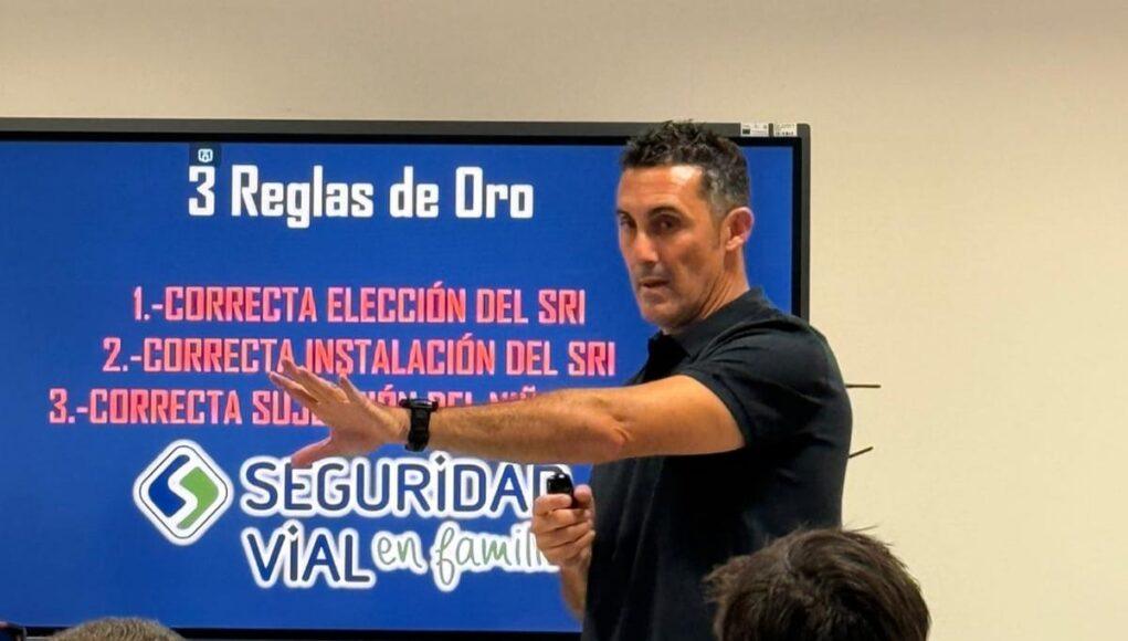 Jesus Rodriguez Guardia Civil Trafico especializado en seguridad vial infantil Sistema de retención infantil instalado a contramarcha en un automóvil para proteger a un bebé durante sus desplazamientos.