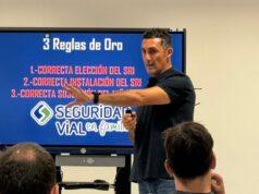 Sistema de retención infantil instalado a contramarcha en un automóvil para proteger a un bebé durante sus desplazamientos.