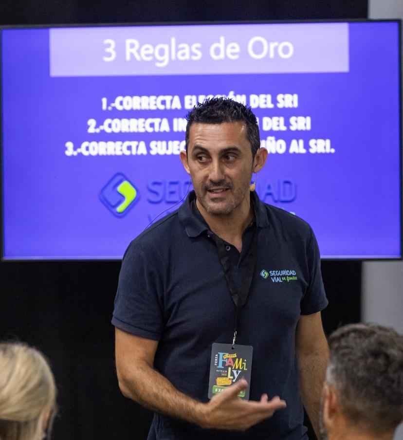 Sistema de retención infantil instalado a contramarcha en un automóvil para proteger a un bebé durante sus desplazamientos.