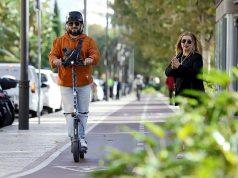 Patinetes eléctricos: el 92% de los españoles pide más control para mejorar la seguridad vial Usuario de patinete eléctrico circulando por una vía urbana habilitada, con casco y respetando el espacio de los peatones.