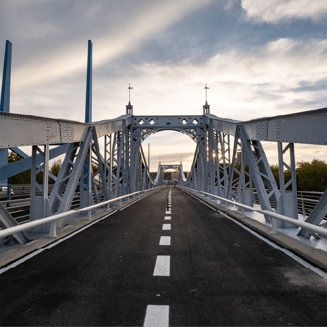 Barrera metálica de seguridad instalada junto al borde de una carretera con margen reducido, donde el espacio disponible condiciona la elección del sistema de contención.